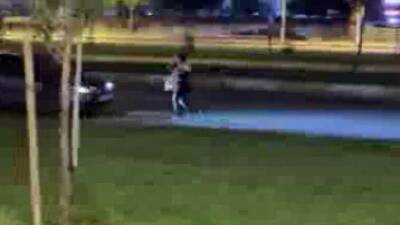 Diyarbakır'da bir kadın, ana yol üzerine çıkarak araçların önüne atladı.