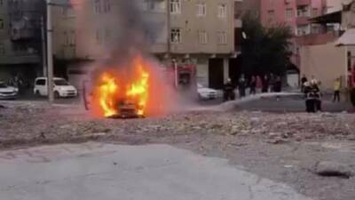 Bağlar ilçesinde bir araç seyir halindeyken alev aldı ve yangın