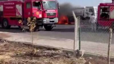 Diyarbakır'ın Kayapınar ilçesinde seyir halindeyken alev alan bir kamyon, itfaiye