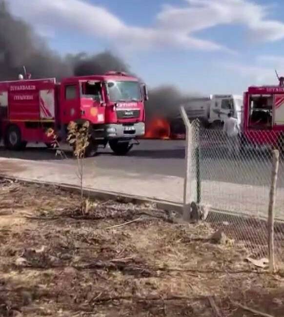 Diyarbakır'ın Kayapınar ilçesinde seyir halindeyken alev alan bir kamyon, itfaiye
