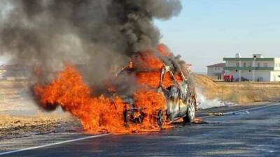 Silvan ilçesinde seyir halindeki bir araç aniden alev aldı ve
