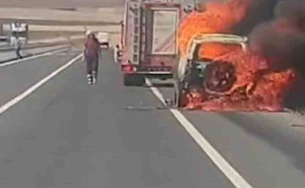 Çınar ilçesinde seyir halindeyken alev alan bir cip, kısa sürede