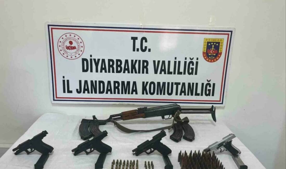 Diyarbakır’da silah kaçakçılığı operasyonu Diyarbakır'ın Çınar ilçesinde gerçekleştirilen operasyonda 5 ruhsatsız silahın bulunduğu ortaya