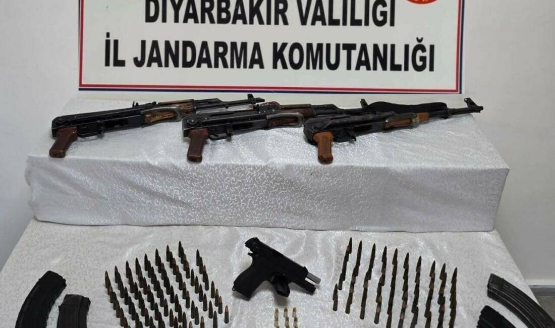 Diyarbakır’da silah kaçakçılığı operasyonu Diyarbakır’ın Çınar ilçesinde düzenlenen operasyonda çok sayıda ruhsatsız silah ele