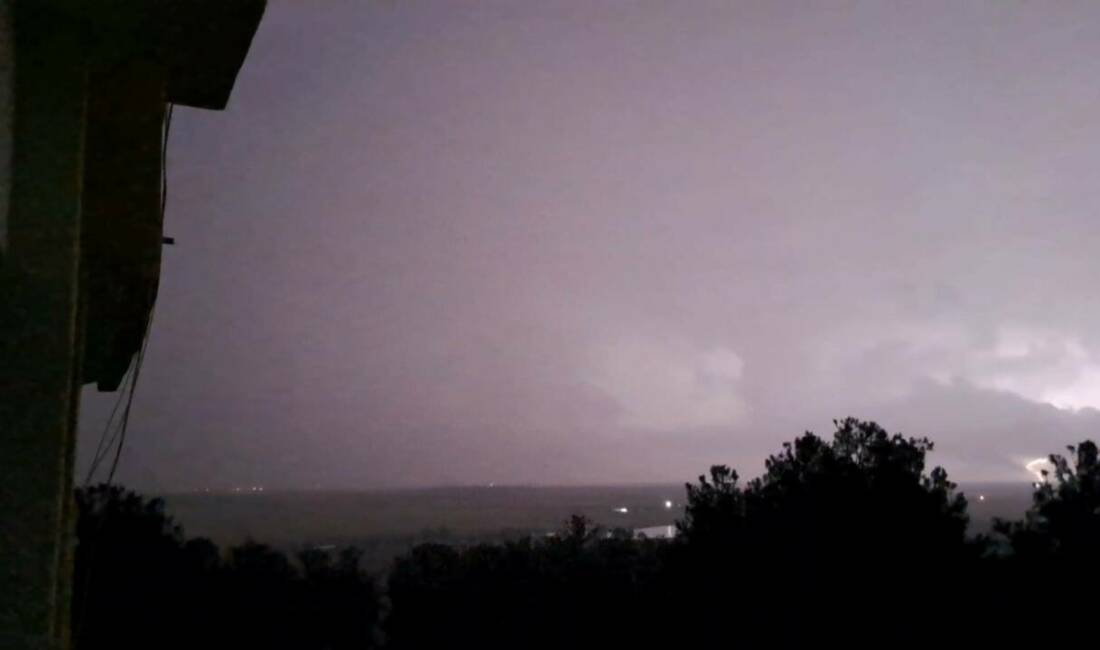 Diyarbakır’da şimşekler geceyi gündüze çevirdi Diyarbakır merkezinde gece saatlerinde yaşanan şiddetli gök gürültüsü ve şimşeklerle