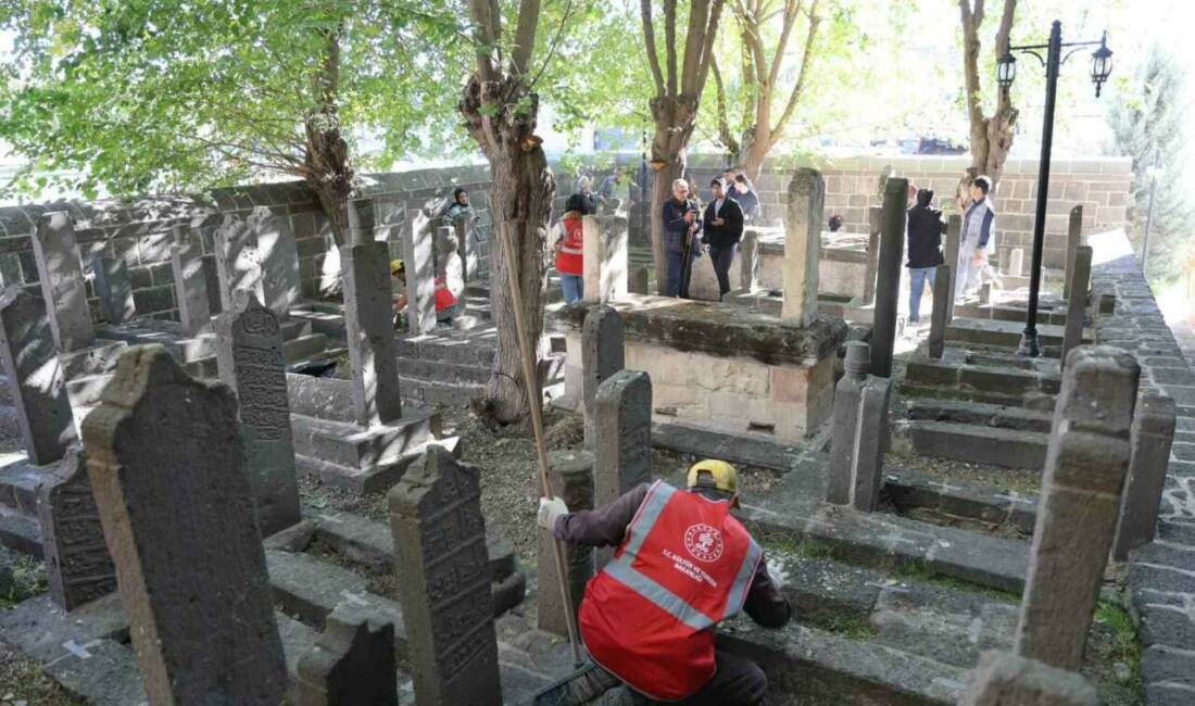 Diyarbakır’da tarihi mezar taşları ve kitabelerin kimliklendirme çalışmalarına başlandı Fatih Paşa Cami doğu haziresindeki mezar taşları ve kitabelerin kimliklendirme