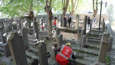 Fatih Paşa Cami doğu haziresindeki mezar taşları ve kitabelerin kimliklendirme
