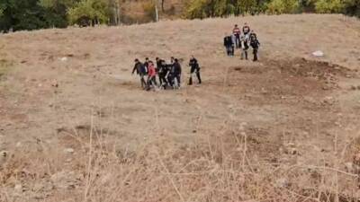 Çermik ilçesinde bir kişi, tarlada ağaca asılı halde ölü olarak