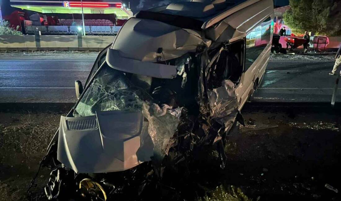 Diyarbakır’da yolcu minibüsü ile tanker çarpıştı: 1 yaralı Diyarbakır’ın Hani ilçesinde yolcu minibüsü ile tankerin çarpışması sonucu meydana