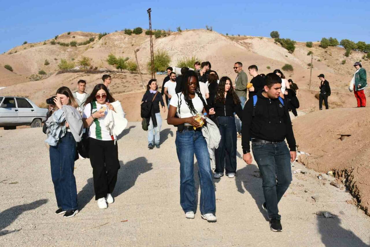 Şanlıurfa’nın Siverek ilçesinde bulunan Takoran Vadisi, sonbahar mevsimiyle birlikte hem