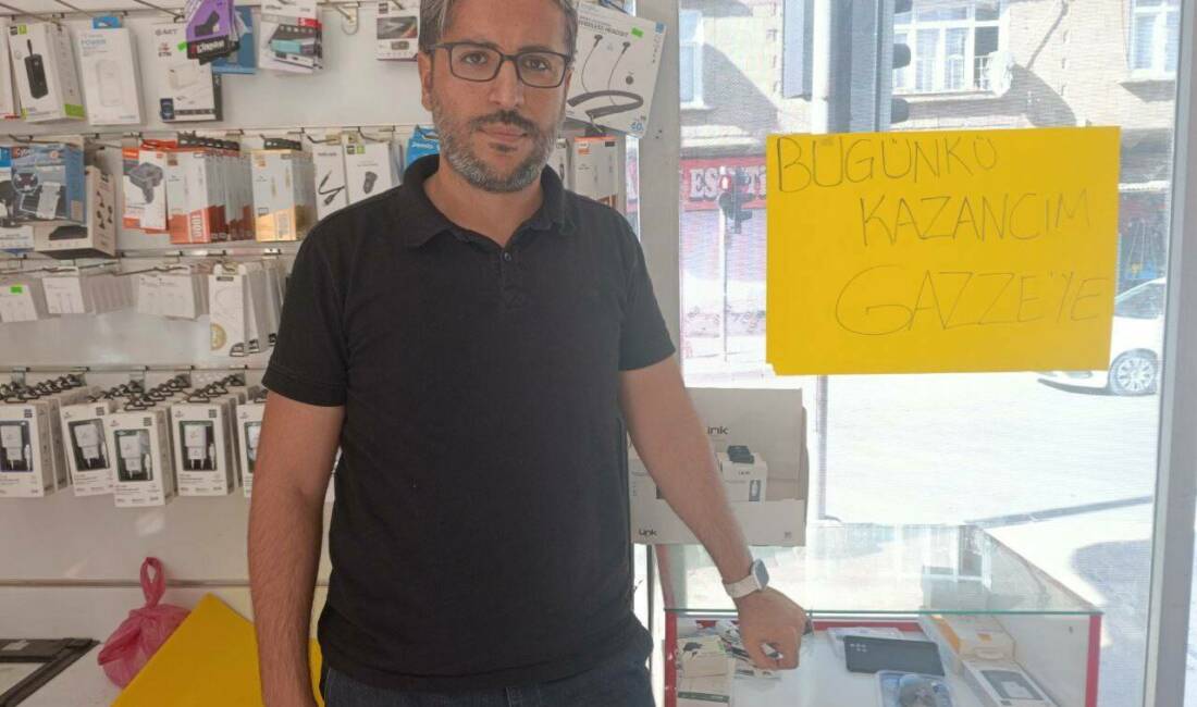 Gaziantep'te cep telefonu satışı yapan Muhittin Çiftçi, Gazze'ye bir günlük
