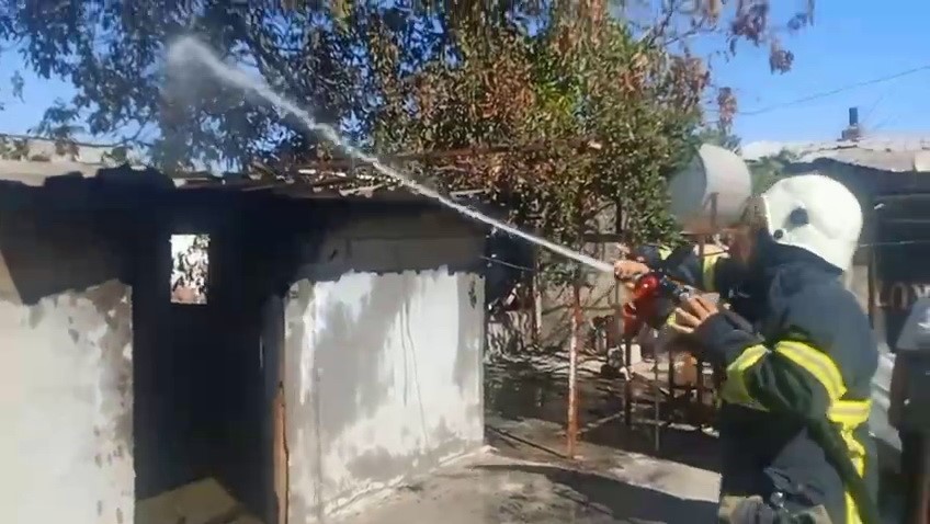 Adıyaman’da bir evin damında meydana gelen yangına olay yerinden geçen