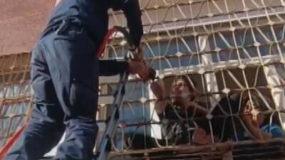 Gaziantep'in Nizip ilçesinde bir engelli vatandaşın evindeki pencerenin demir korkuluklarına