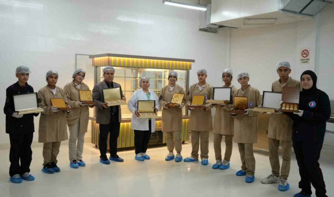 Gaziantep'teki Ali Topçuoğlu Mesleki ve Teknik Anadolu Lisesi öğrencileri, çikolata