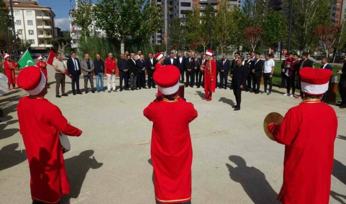 Festivalde kurulan sofradaki yemek ve tatlılar 10 dakikada tükendi Gaziantep’te düzenlenen festivalde bedava dağıtılan yemek ve tatlıları alabilmek için