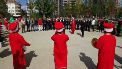 Gaziantep’te düzenlenen festivalde bedava dağıtılan yemek ve tatlıları alabilmek için
