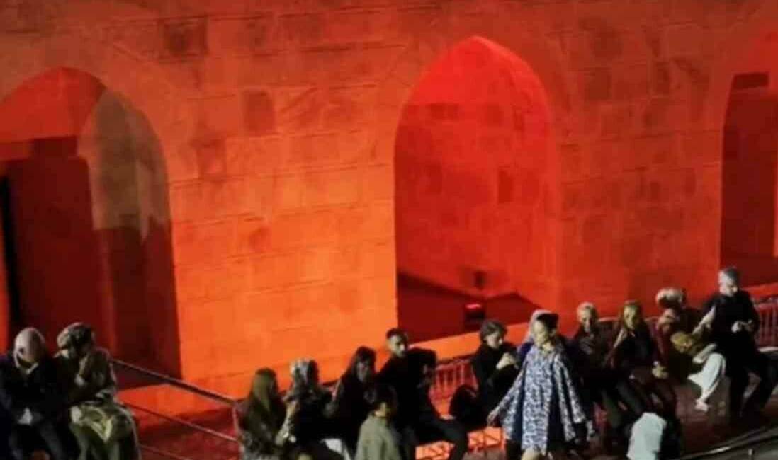 GAİB tarafından Tarihi Gaziantep Kalesi’nde düzenlenen defile, kentte büyük tepki