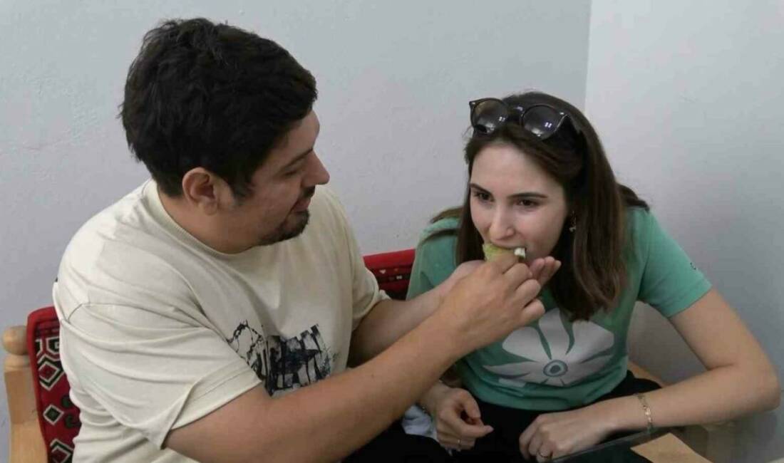 Gaziantep’e gelen turistler katmer yemeden dönmüyor Gaziantep’e gelen yerli ve yabancı turistler, kent mutfağında önemli yeri