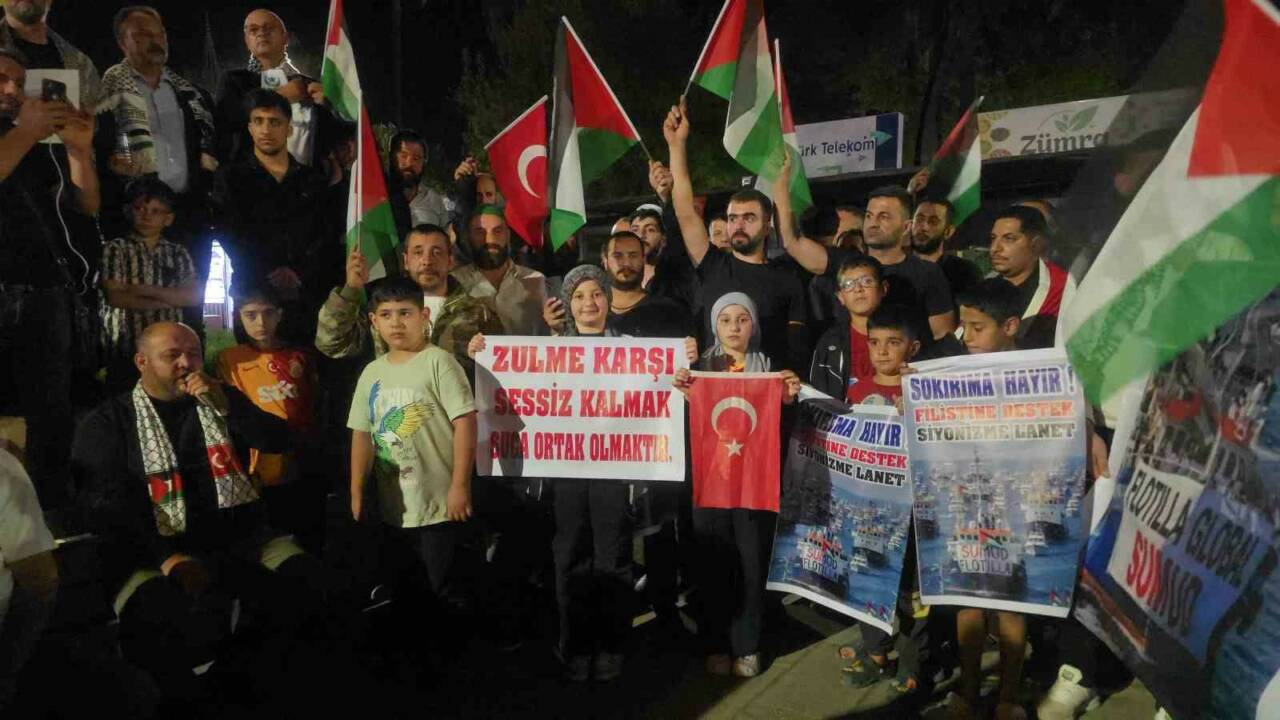 İslahiye ilçesinde toplanan yüzlerce kişi, İsrail'in Sumud Filosu'na saldırılarına tepki