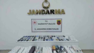 Gaziantep'te jandarma ekipleri, gümrük kaçağı elektronik ürünlerin bulunduğu bir iş