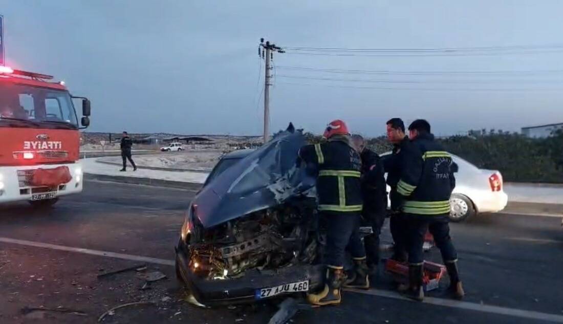 Gaziantep'in Nizip ilçesinde meydana gelen zincirleme kazada, bir otomobil kırmızı