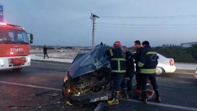 Gaziantep'in Nizip ilçesinde meydana gelen zincirleme kazada, bir otomobil kırmızı