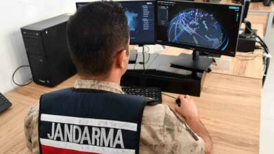 Gaziantep'te siber dolandırıcılık suçlamasıyla tutuklanan 3 şüpheli, jandarma operasyonuyla yakalanarak