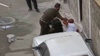 Gaziantep'te yaşanan olayda bir kişi, annesini tekmeledikten sonra ağabeyini bıçaklayarak