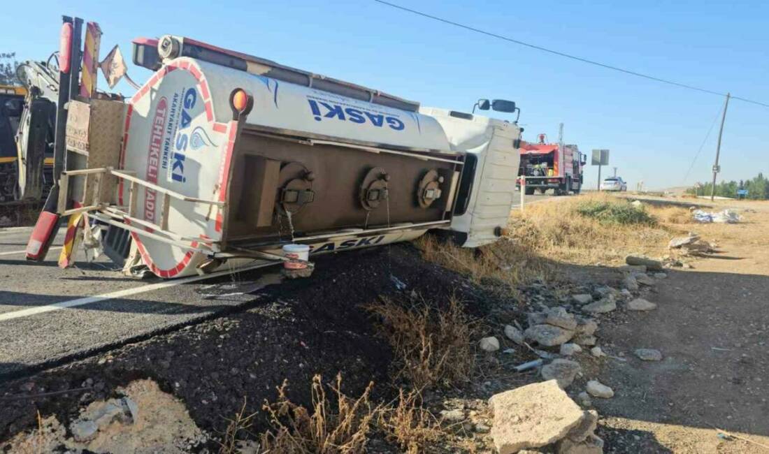Gaziantep’te devrilen yakıt tankerinin sürücüsü yaralandı: İtfaiye önlem aldı Gaziantep'in Karkamış ilçesinde yakıt tankerinin devrilmesi sonucu sürücü hafif şekilde