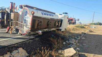 Gaziantep'in Karkamış ilçesinde yakıt tankerinin devrilmesi sonucu sürücü hafif şekilde