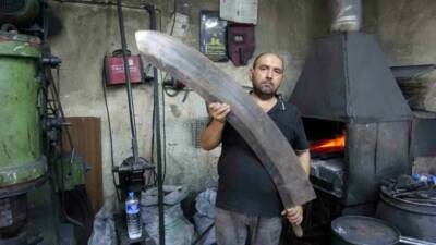 Gaziantep’te bıçak ustasının yaptığı dev et satırı, 60 bin TL’ye