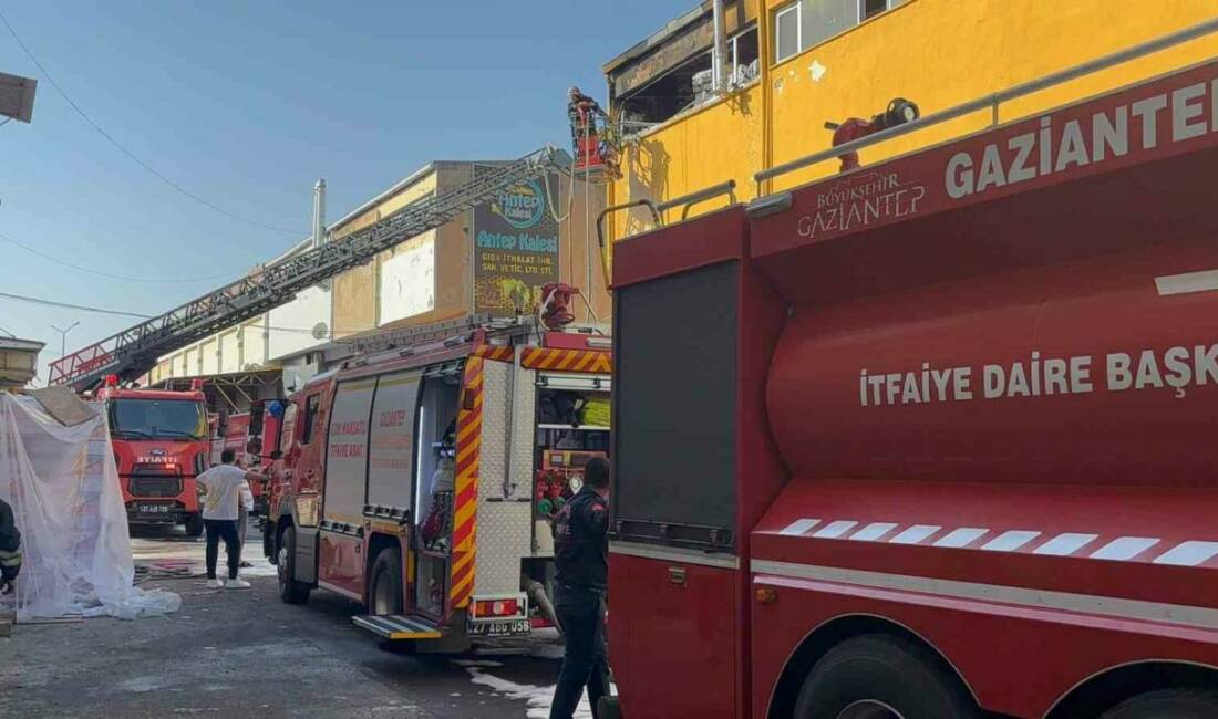 Gaziantep'te bir gıda işletmesinin depo kısmında çıkan yangın, itfaiye ekiplerinin