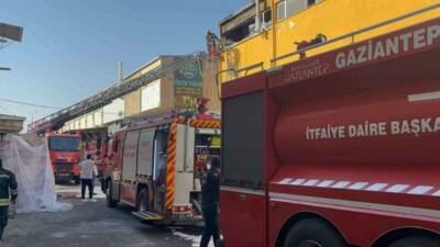 Gaziantep'te bir gıda işletmesinin depo kısmında çıkan yangın, itfaiye ekiplerinin