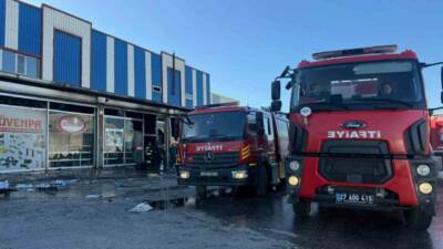 Gaziantep’te hırdavat malzemeleri satılan iş yerinde çıkan yangın, itfaiye ekipleri