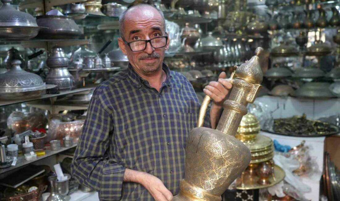 Gaziantep'teki Tütün Hanı'nda bakırcılık yapan usta, geleneksel yöntemlerle el işçiliği