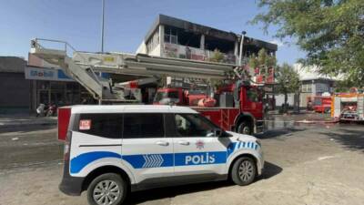 Gaziantep'te bir iş yerinde çıkan yangın, itfaiye ekiplerinin müdahalesiyle kontrol