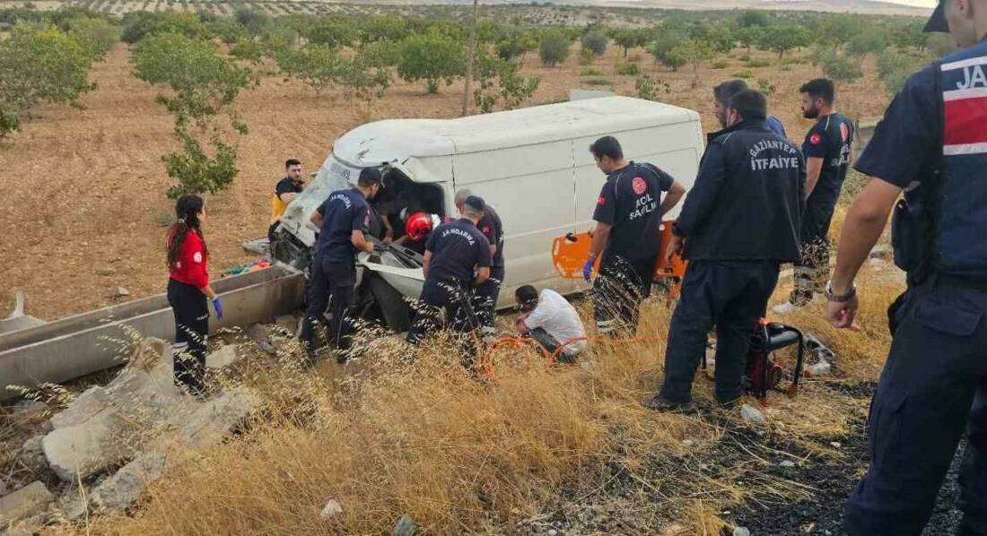 Kamyonet şarampole uçtu: 2 ağır yaralı Karkamış ilçesinde meydana gelen kazada kamyonet şarampole uçarak 2 kişi