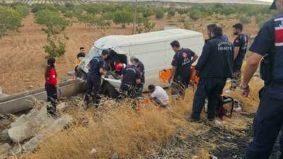 Karkamış ilçesinde meydana gelen kazada kamyonet şarampole uçarak 2 kişi