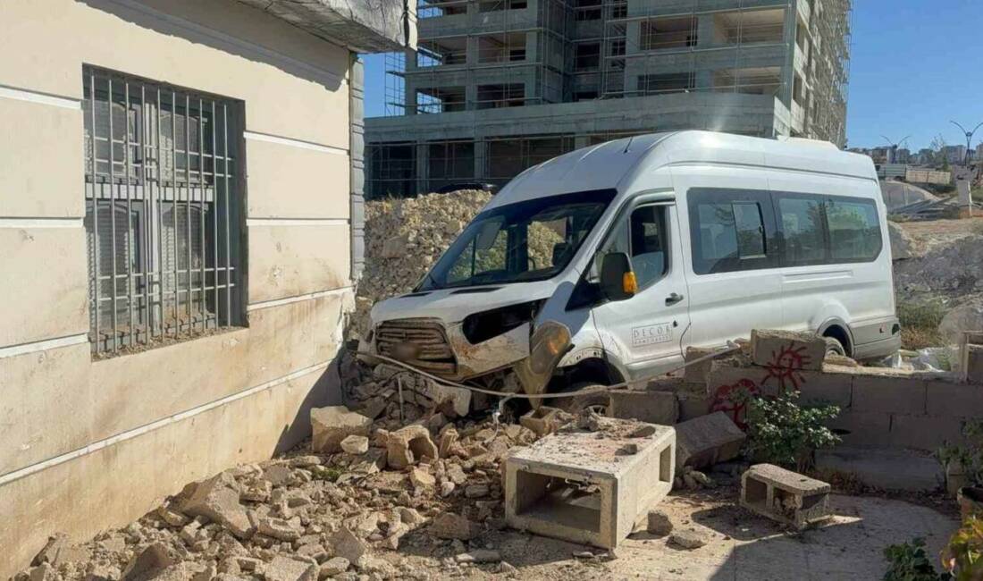 Gaziantep’te kazadan kaçmaya çalışan servis eve çarptı: 3 yaralı Gaziantep'te meydana gelen trafik kazasında, servis aracının ani manevra yapması