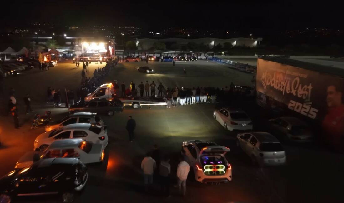 Gaziantep’te “ModifiyeFest 2025” nefes kesen drift gösterileriyle başladı Şehitkamil Belediyesi tarafından düzenlenen ModifiyeFest 2025, renkli modifiye araçların drift