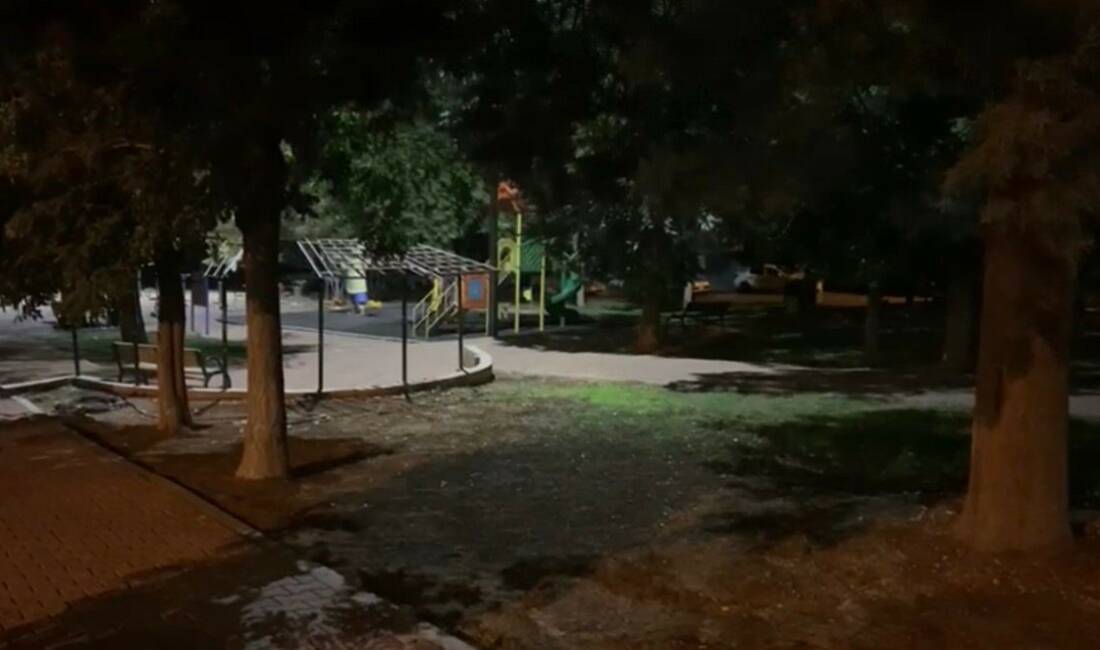 Gaziantep'te parkta uygunsuz davranışlarda bulunan çifti uyaran bir adam, motosiklet