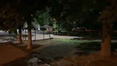 Gaziantep'te parkta uygunsuz davranışlarda bulunan çifti uyaran bir adam, motosiklet