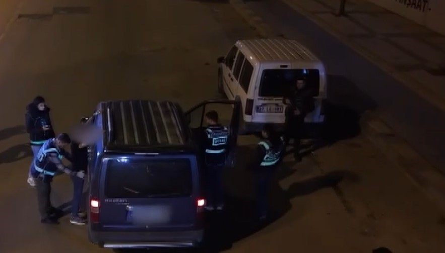 Gaziantep’te polisten ’Huzur-27’ uygulaması: 14 şahıs yakalandı Gaziantep'te polis ekipleri tarafından kent merkezinde gerçekleştirilen 'Huzur-27' operasyonunda aranan