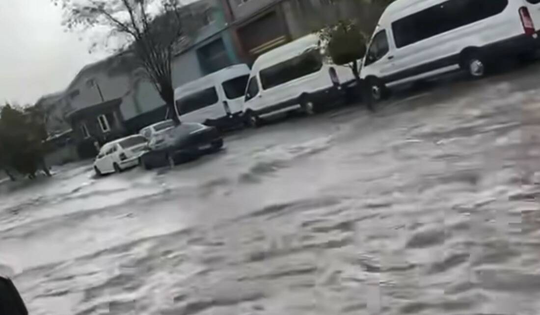 Gaziantep'te akşam saatlerinde meydana gelen şiddetli sağanak yağış hayatı olumsuz