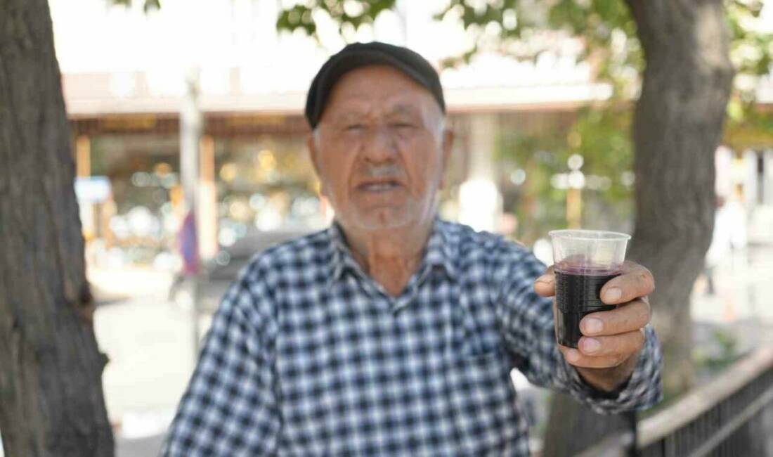 86 yaşındaki Muharrem Aydınlık, Gaziantep Bakırcılar Çarşısı'nda 40 yıldır karadut