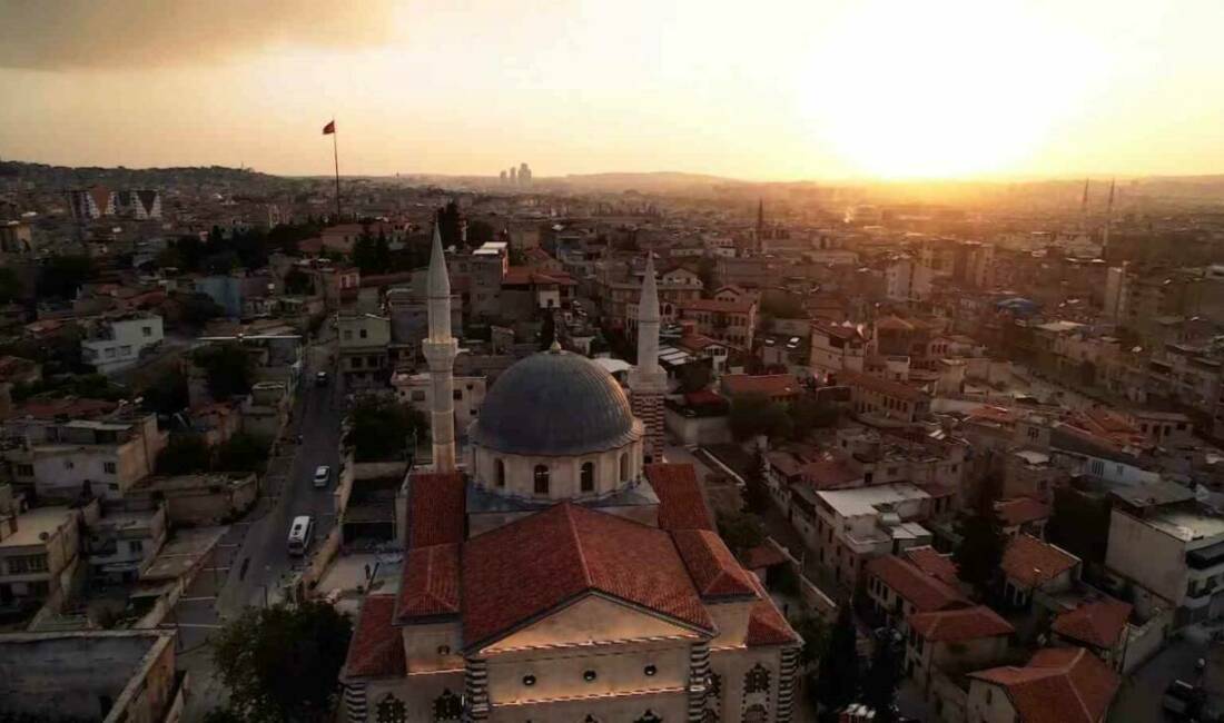 Gaziantep'te tarihi Kurtuluş Camii, ihtişamı ve mimari yapısıyla dikkat çekiyor.