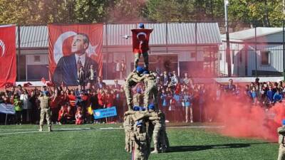 Adıyaman’ın Gölbaşı ilçesinde 29 Ekim Cumhuriyet Bayramı, Atatürk anıtına çelenk