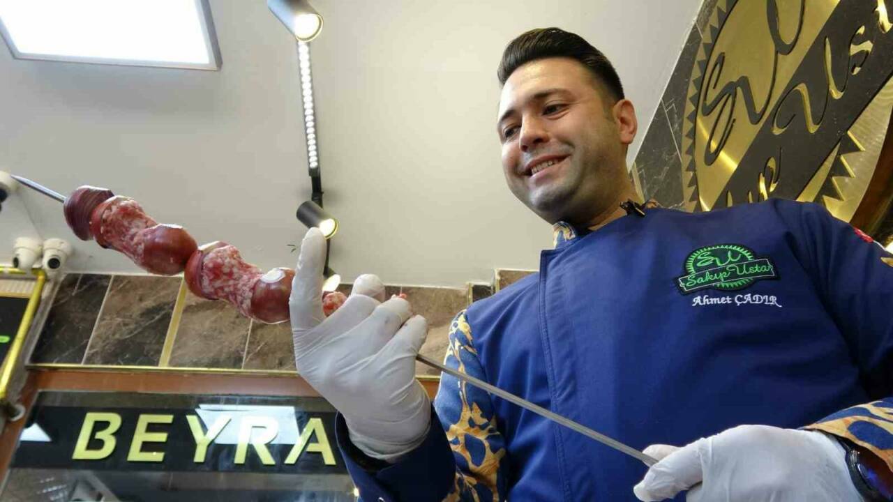 Gaziantep mutfağının vazgeçilmez lezzetlerinden biri olan soğan kebabı, özellikle sonbahar