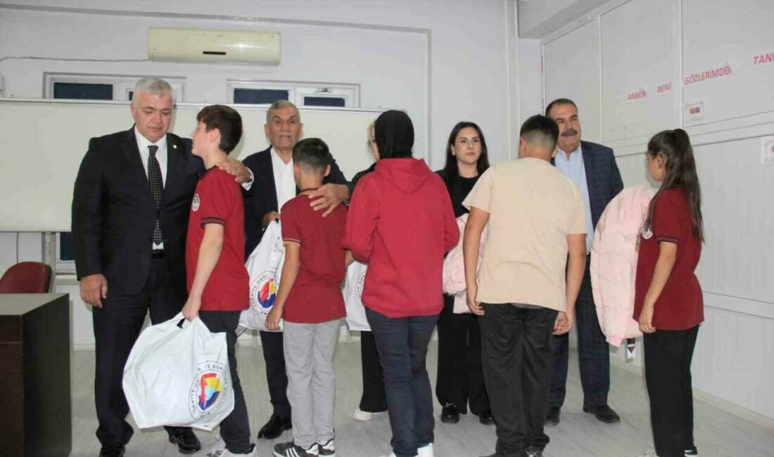 GTB ve TOBB iş birliğiyle 14 okulda öğrencilere kışlık kaban desteği GTB, TOBB'un desteğiyle Gaziantep'te 14 farklı okulda bin 600 öğrenciye