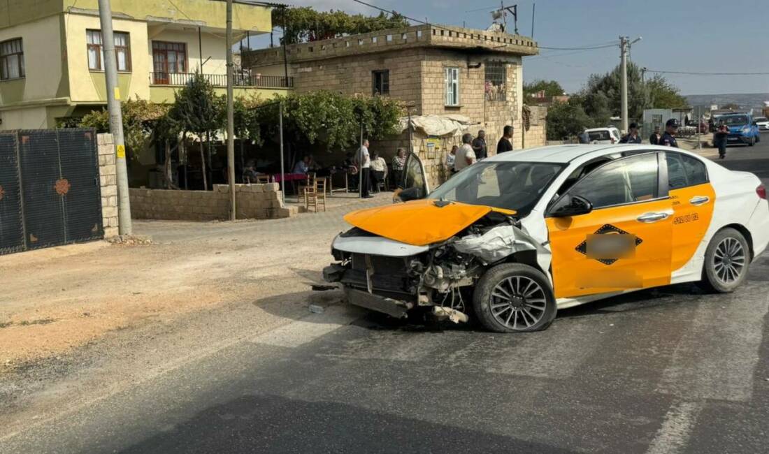Adıyaman'ın Besni ilçesinde otomobil ile hafif ticari aracın çarpışması sonucu